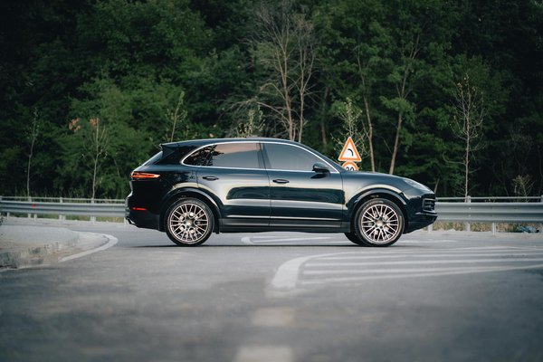 Quels sont les avantages des voitures hybrides par rapport aux voitures traditionnelles ?